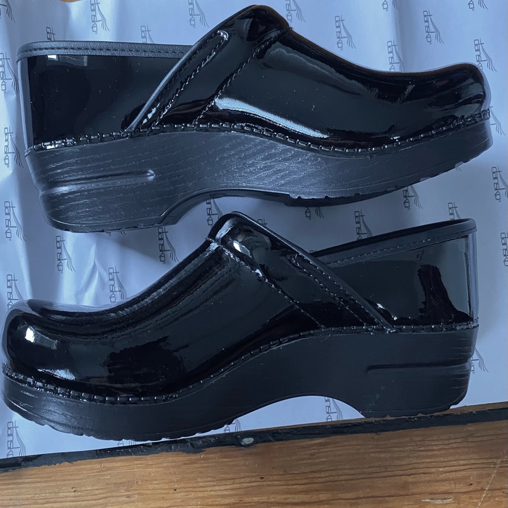 Professional Dansko Clog in Black Patent NWT